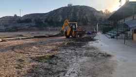 Arrancan las obras en el campo de fútbol de Santa Bárbara de Toledo, arrasado por la DANA