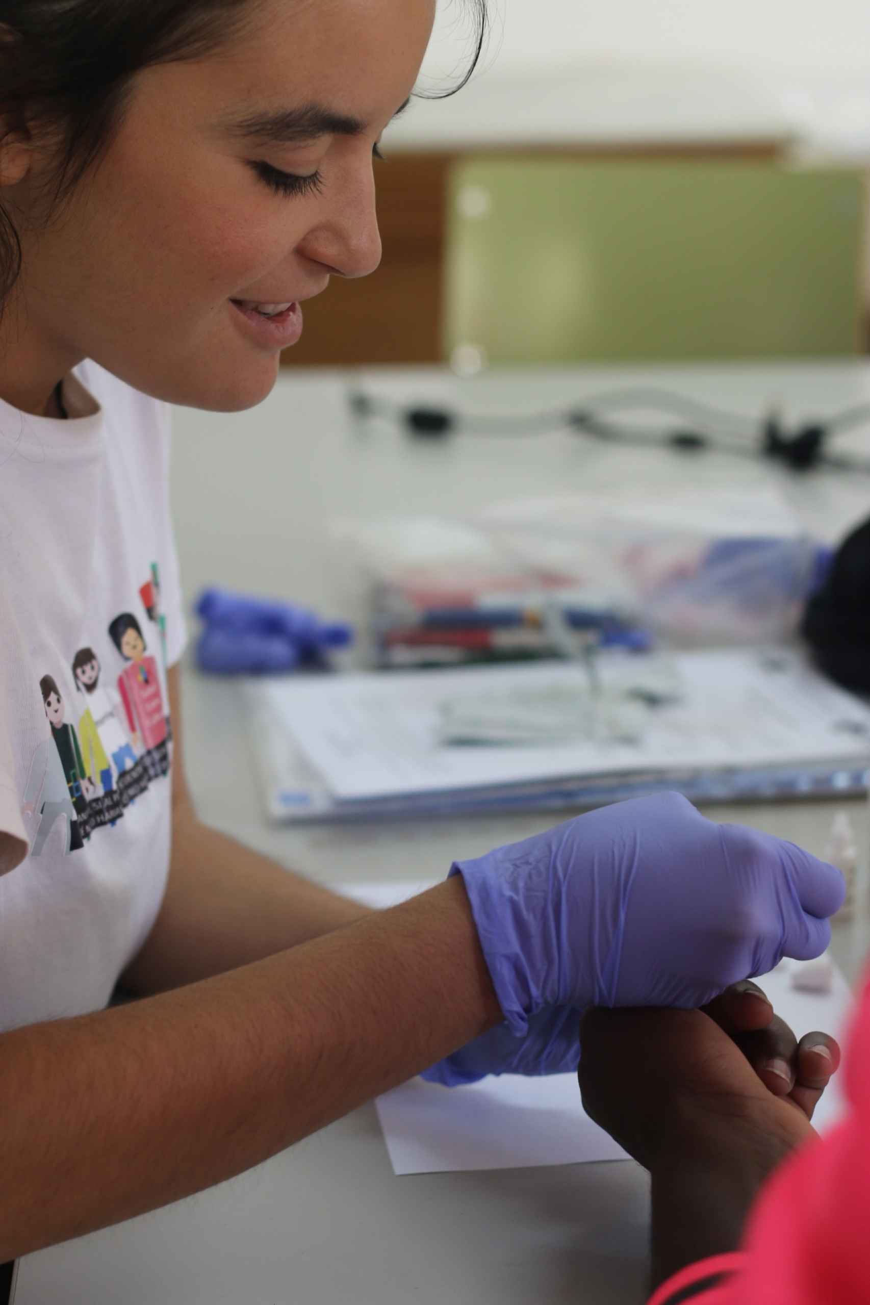 Cristina Arcas realizando pruebas rápidas de VIH.