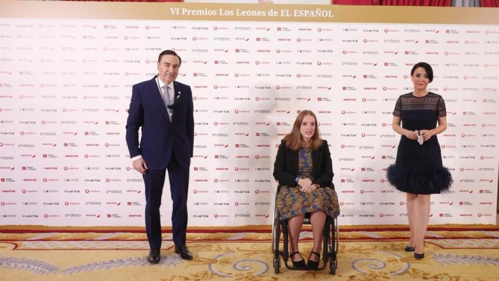 Pedro J. Ramírez, presidente ejecutivo y director de EL ESPAÑOL; Marta Fernández, atleta paralímpica galardonada con el Premio León del Deporte 2021; y Cruz Sánchez de Lara, vicepresidenta de EL ESPAÑOL