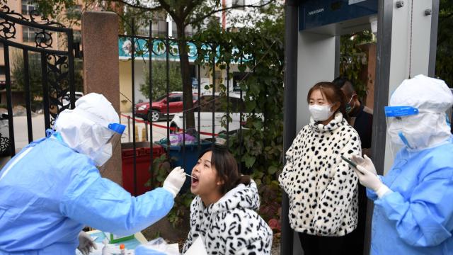 Las pruebas de detección del coronavirus en Lanzhou.