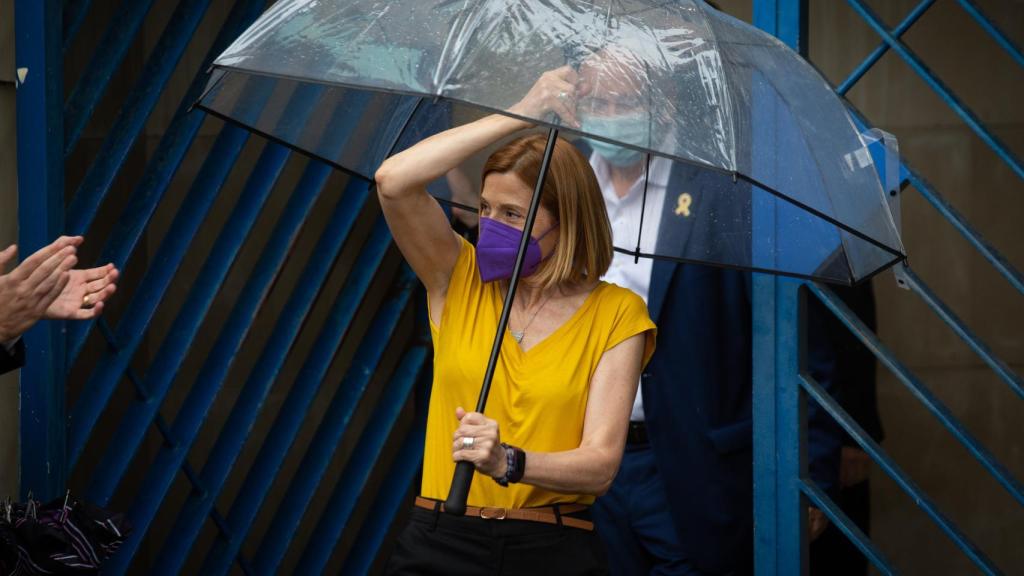 La expresidenta del Parlament Carme Forcadell saliendo de la cárcel de Wad Ras tras ser indultada.