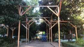 Estructura del mercadillo navideño en la plaza de Compostela.