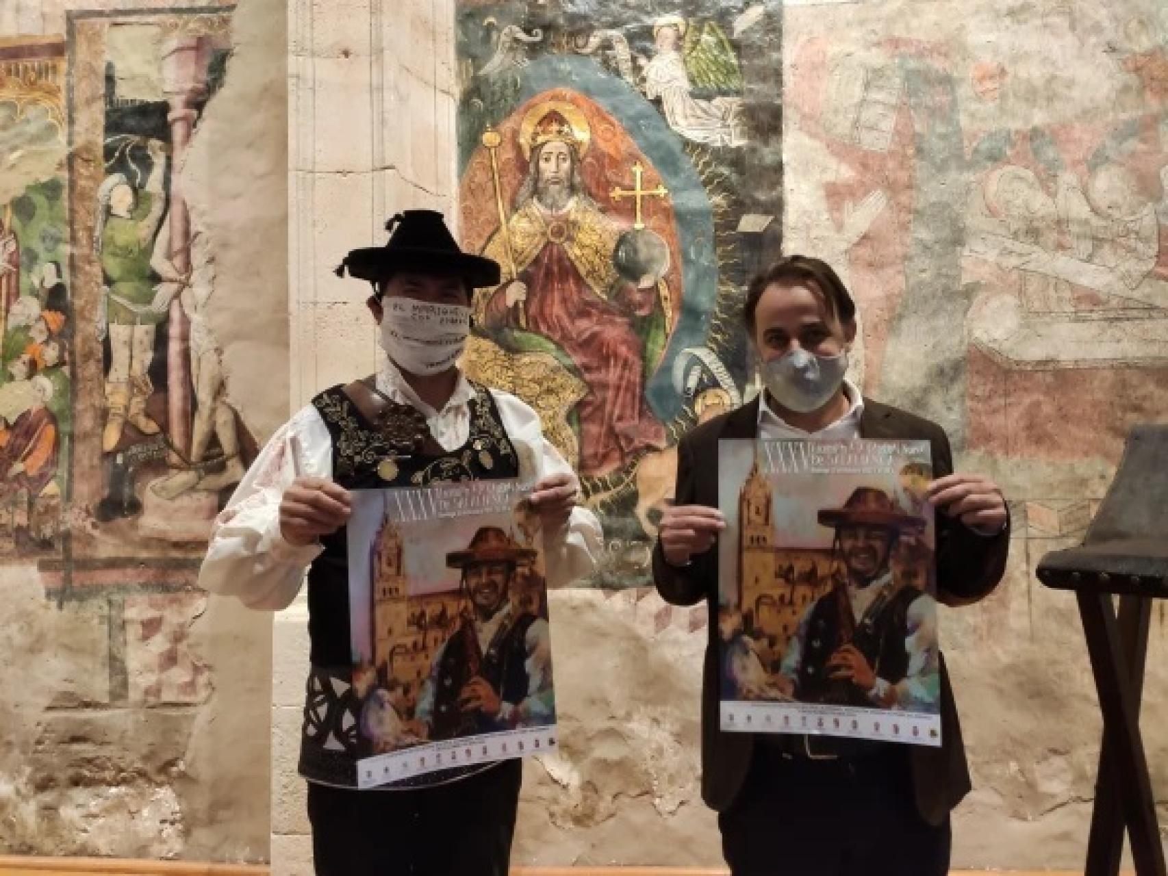 Ángel Rufino de Haro 'el Mariquelo' (d), junto al concejal de Turismo del Ayuntamiento de Salamanca, Fernando Castaño (i), en el Convento de las Claras