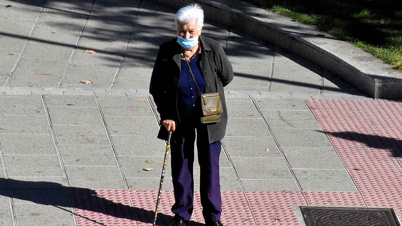 Persona mayor con mascarilla en Zamora.jpg
