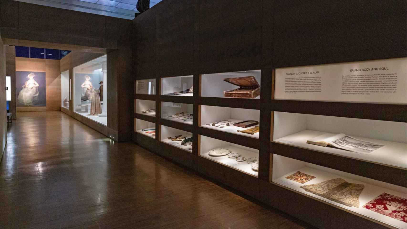 Una fotografía donde se muestran algunas de las exposiciones actuales del Museo del Traje.