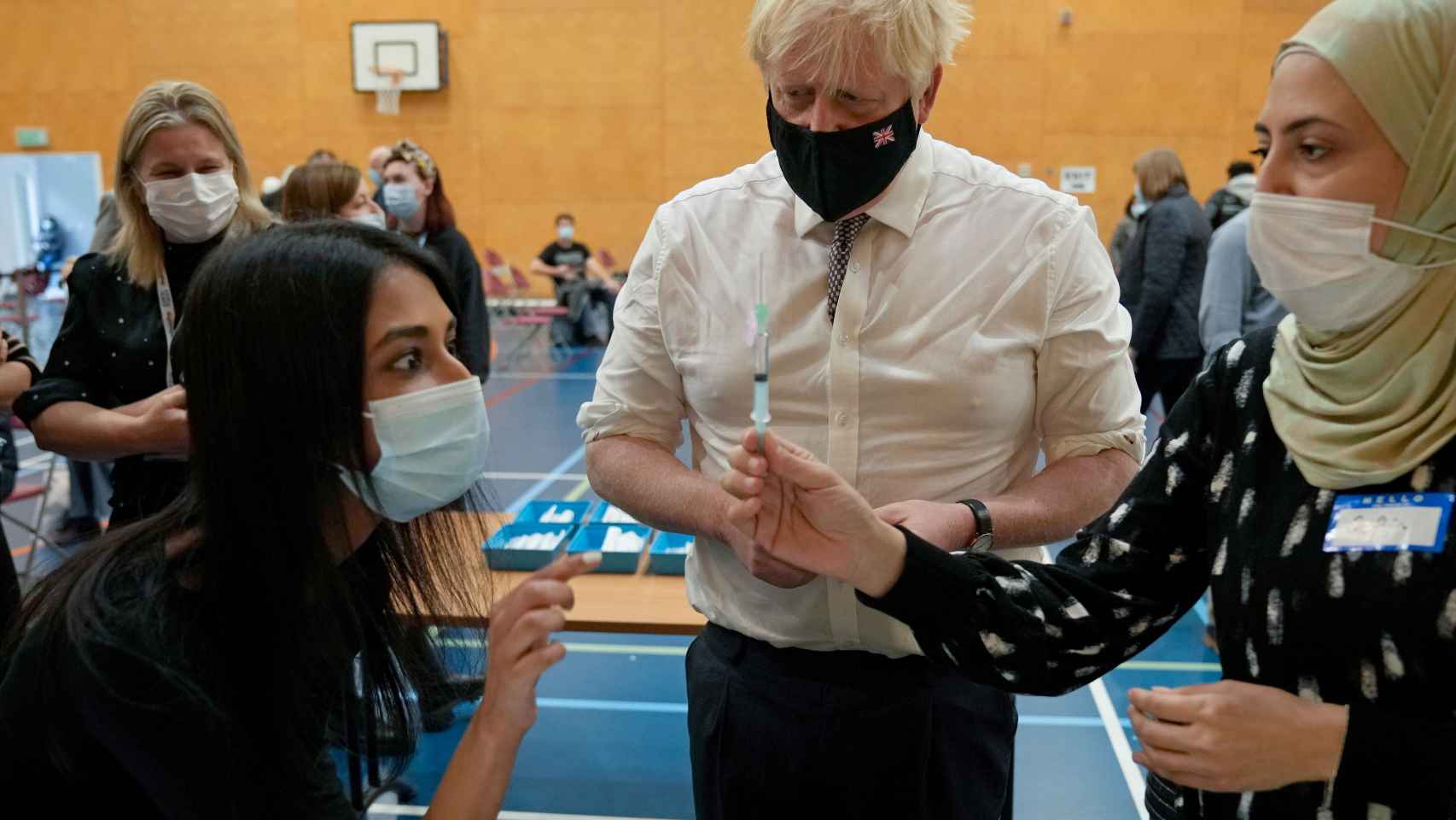 Boris Johnson visita un centro de vacunación contra la Covid en Londres el pasado 22 de octubre.