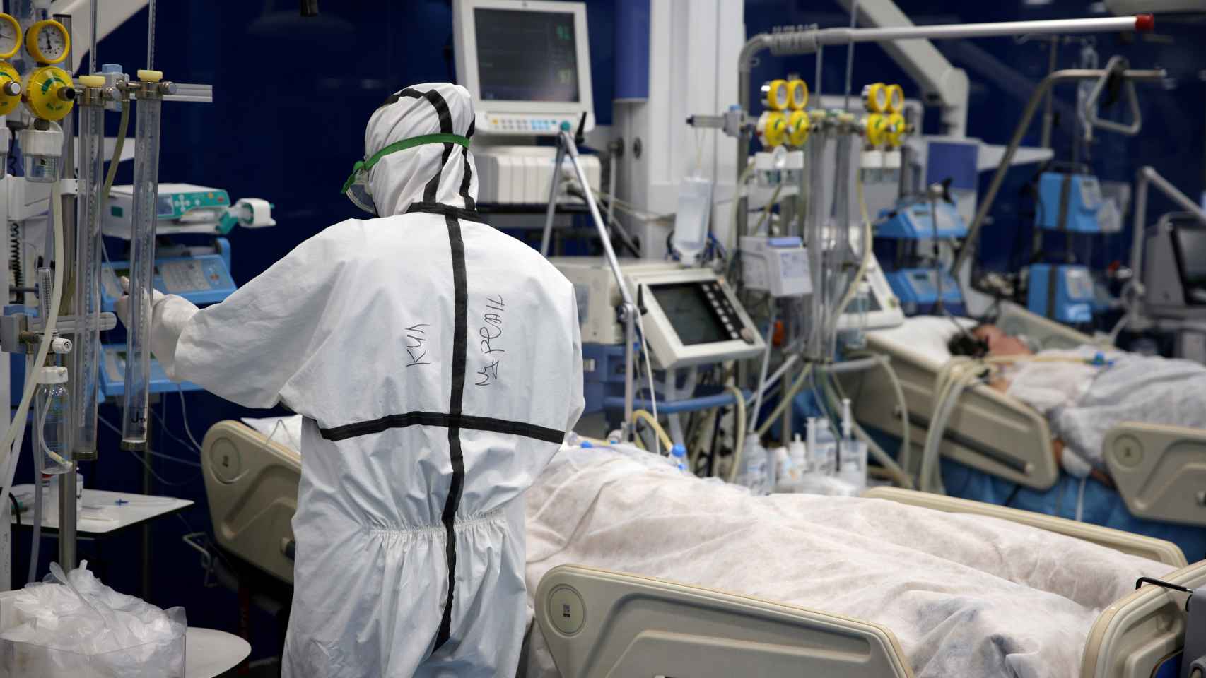 Un médico atiende a enfermos de coronavirus en una UCI de Sofía, en Bulgaria.