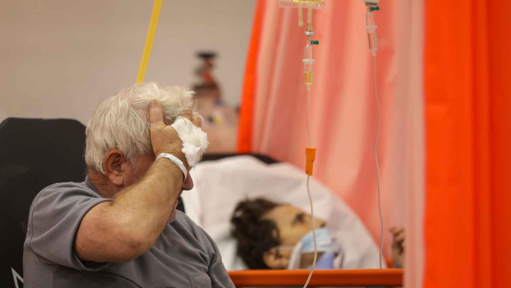 Pacientes de coronavirus esperan a ser atendidos en un hospital de Bucarest completamente colapsado.