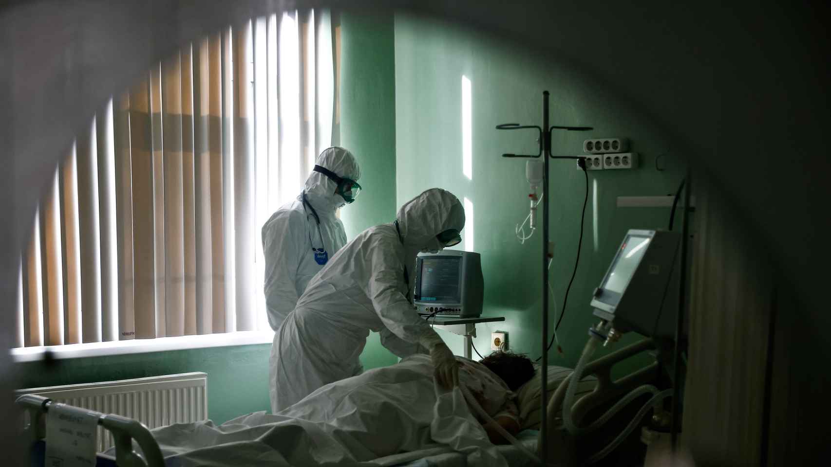 Médicos especialistas tratan a un paciente de Covid en un hospital de Oriol, en Rusia.