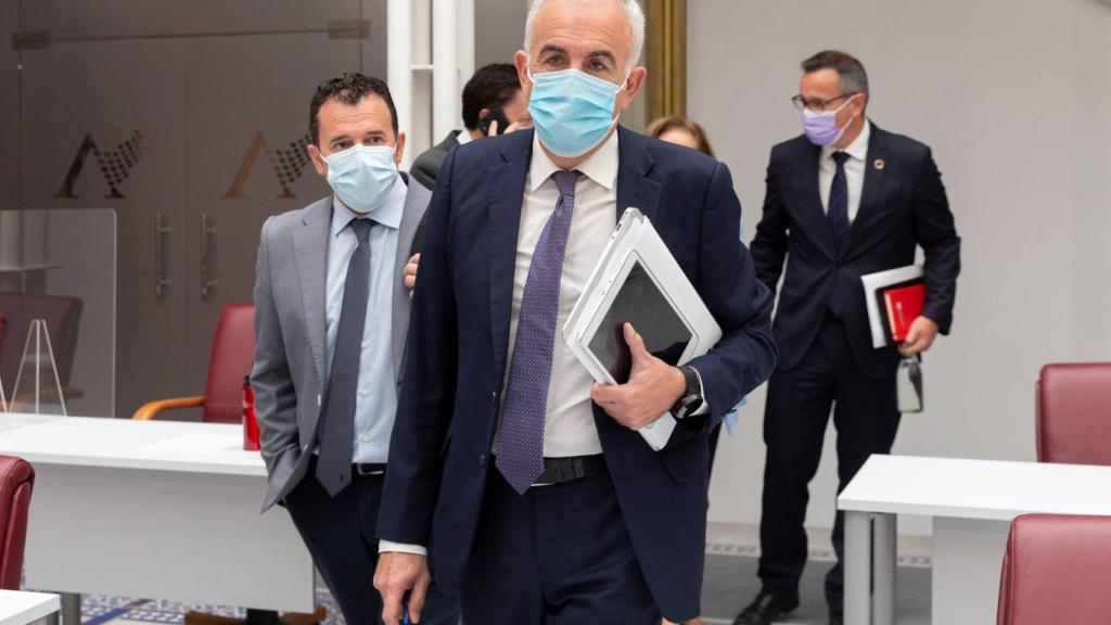 Parlamentarios del PSOE a su llegada al Pleno en una foto distribuida por la Asamblea Regional.