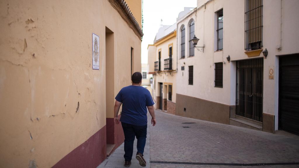 Ángel camina por los alrededores de la iglesia de Santiago.