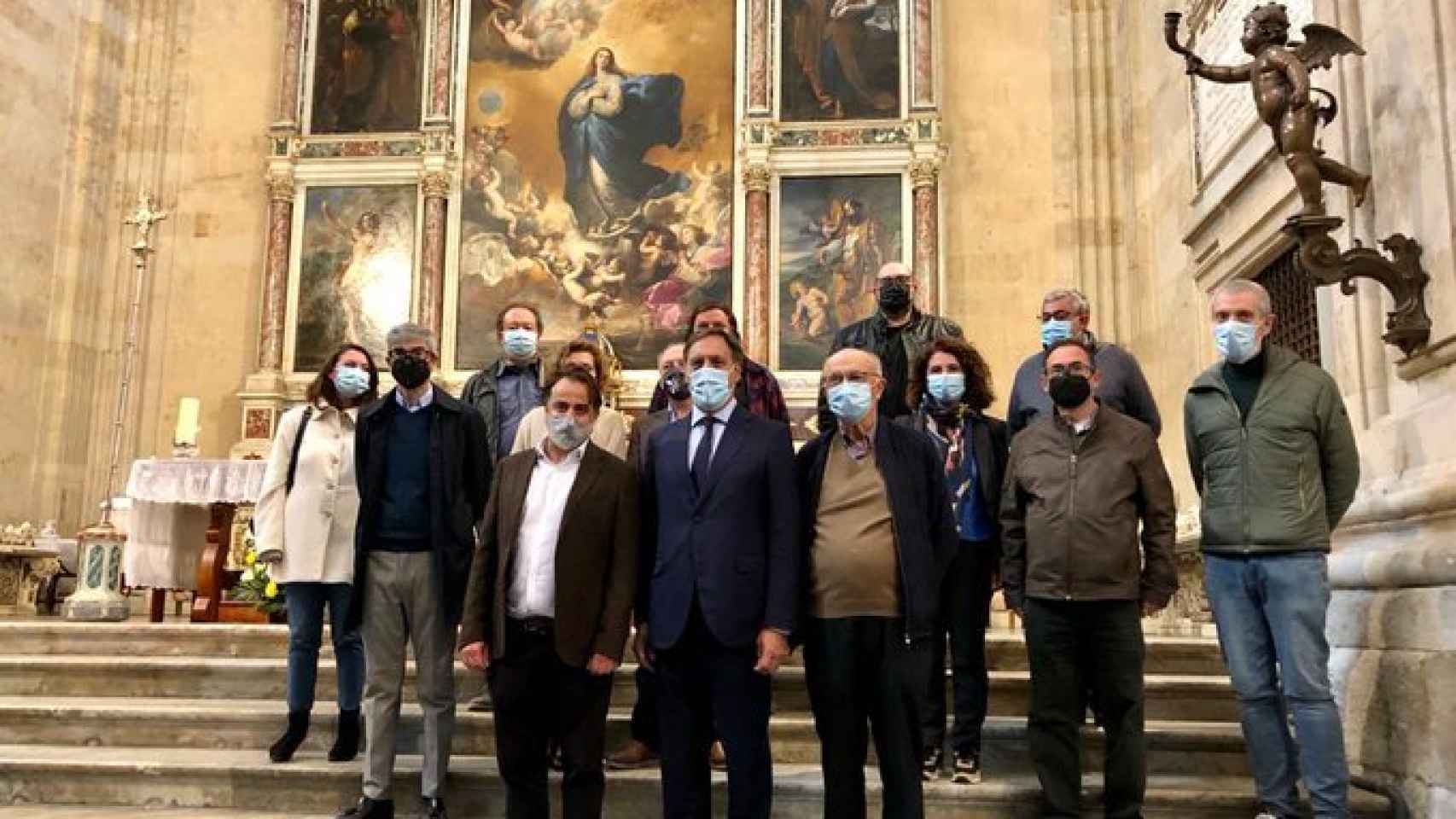 El alcalde y los promotores de la nueva edición de 'Las Llaves de la Ciudad' posan en la iglesia de la Purísima