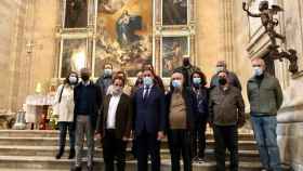 El alcalde y los promotores de la nueva edición de 'Las Llaves de la Ciudad' posan en la iglesia de la Purísima