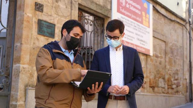 Los concejales socialistas Álvaro Antolín y José Luis Mateos comparecen ante los periodistas delante de la Fonda Veracruz