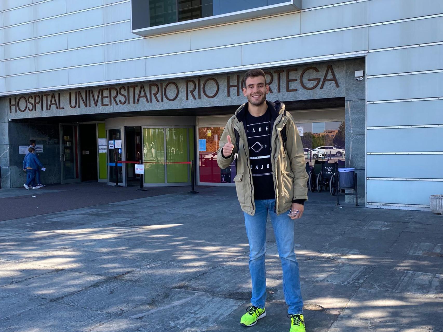 Jorge Ángel a las puertas del Hospital Río Hortega
