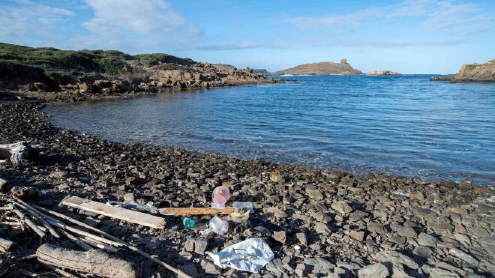 Plásticos y residuos en las playas de Tamarells de Menorca.