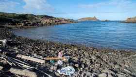 Plásticos y residuos en las playas de Tamarells de Menorca.