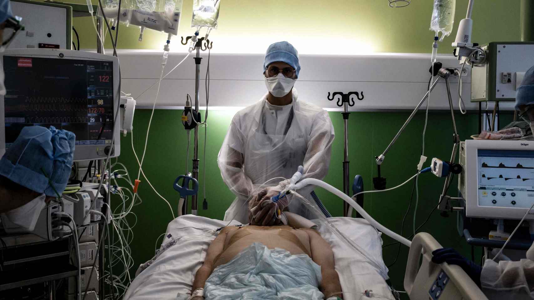 Un médico atiende a un paciente de Covid-19 en una UCI, en imagen de archivo.