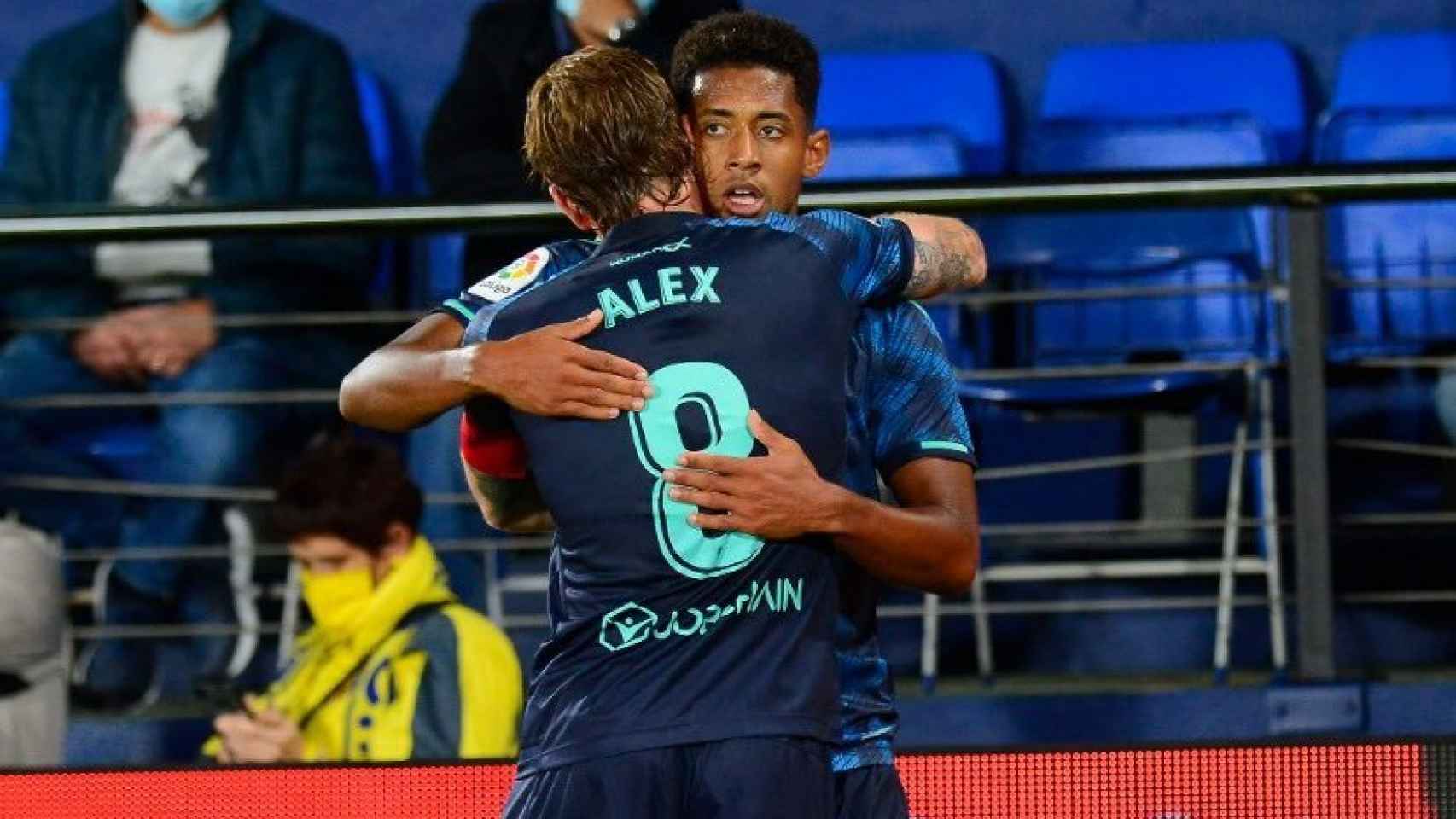 Abrazo entre 'Choco' Lozano y Álex Fernández para celebrar un gol del Cádiz en La Liga 2021/2022