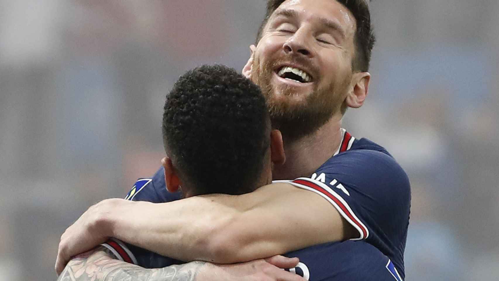 Abrazo entre Neymar y Messi, en un partido del PSG
