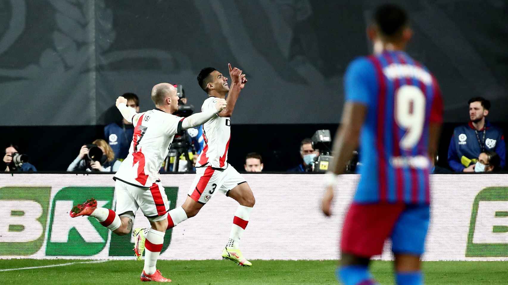 Celebración de Radamel Falcao de su gol al Barça