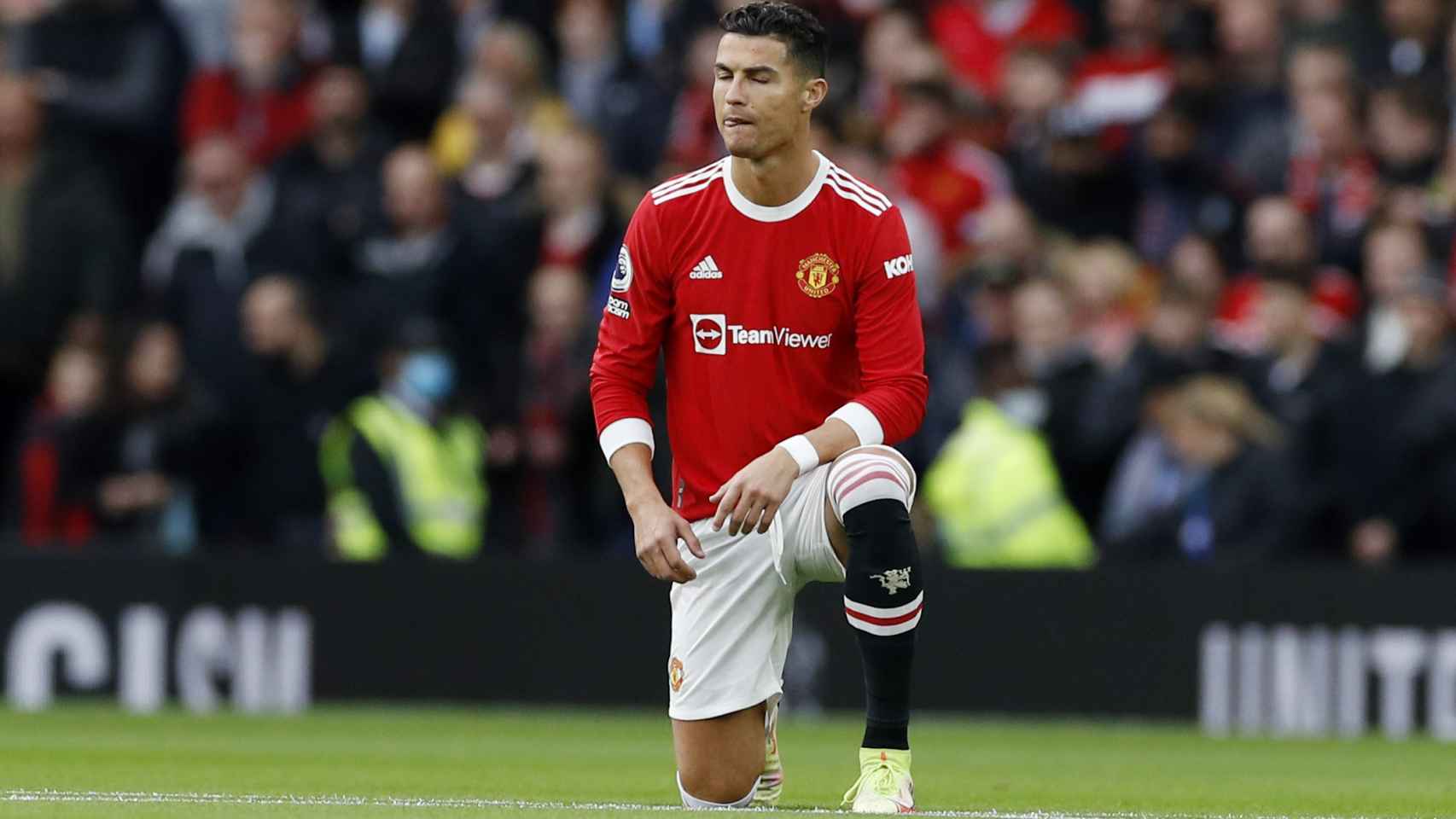 Cristiano Ronaldo, de rodillas durante un partido del United