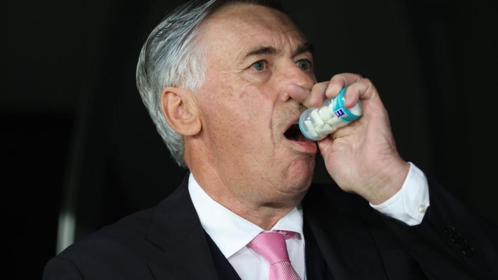 Carlo Ancelotti comiendo sus habituales chicles durante el partido