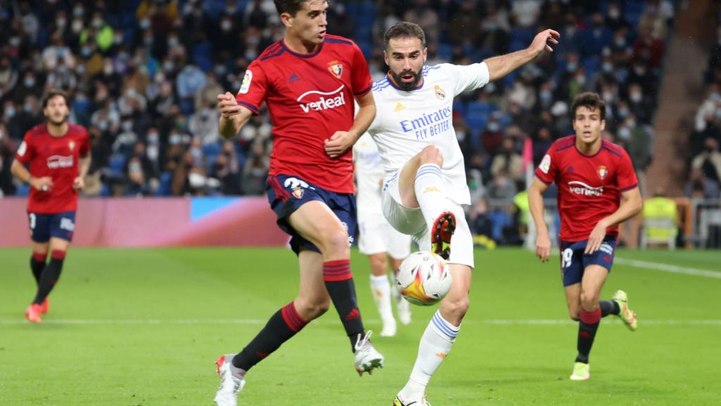 Dani Carvajal intenta robar un balón Javi Martínez