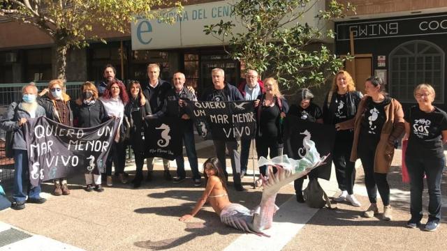 Imagen distribuida por la Plataforma ILP, este miércoles, entregando las firmas por el Mar Menor en Madrid.