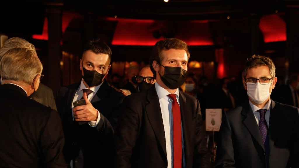 Isidro Fainé (de espaldas) se cruza con Héctor Gómez, portavoz del PSOE en el Congreso, junto a Pablo Casado y Félix Bolaños.