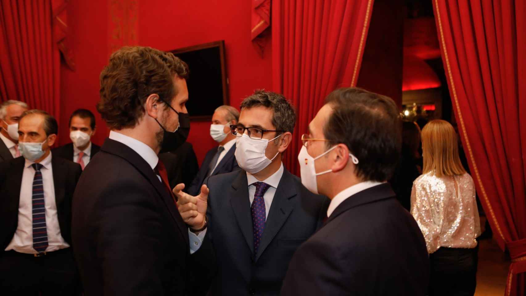 Pablo Casado, presidente del PP, charla con los ministros Félix Bolaños y José Manuel Albares, en la gala del 6º aniversario de EL ESPAÑOL.