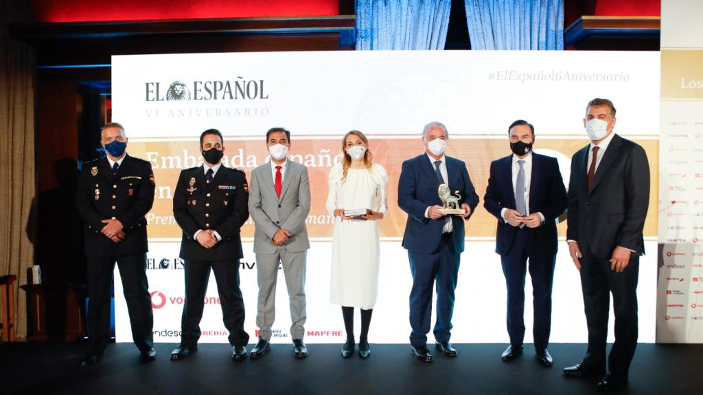 El equipo de la embajada española en Kabul recoge el premio a los Valores Humanos.