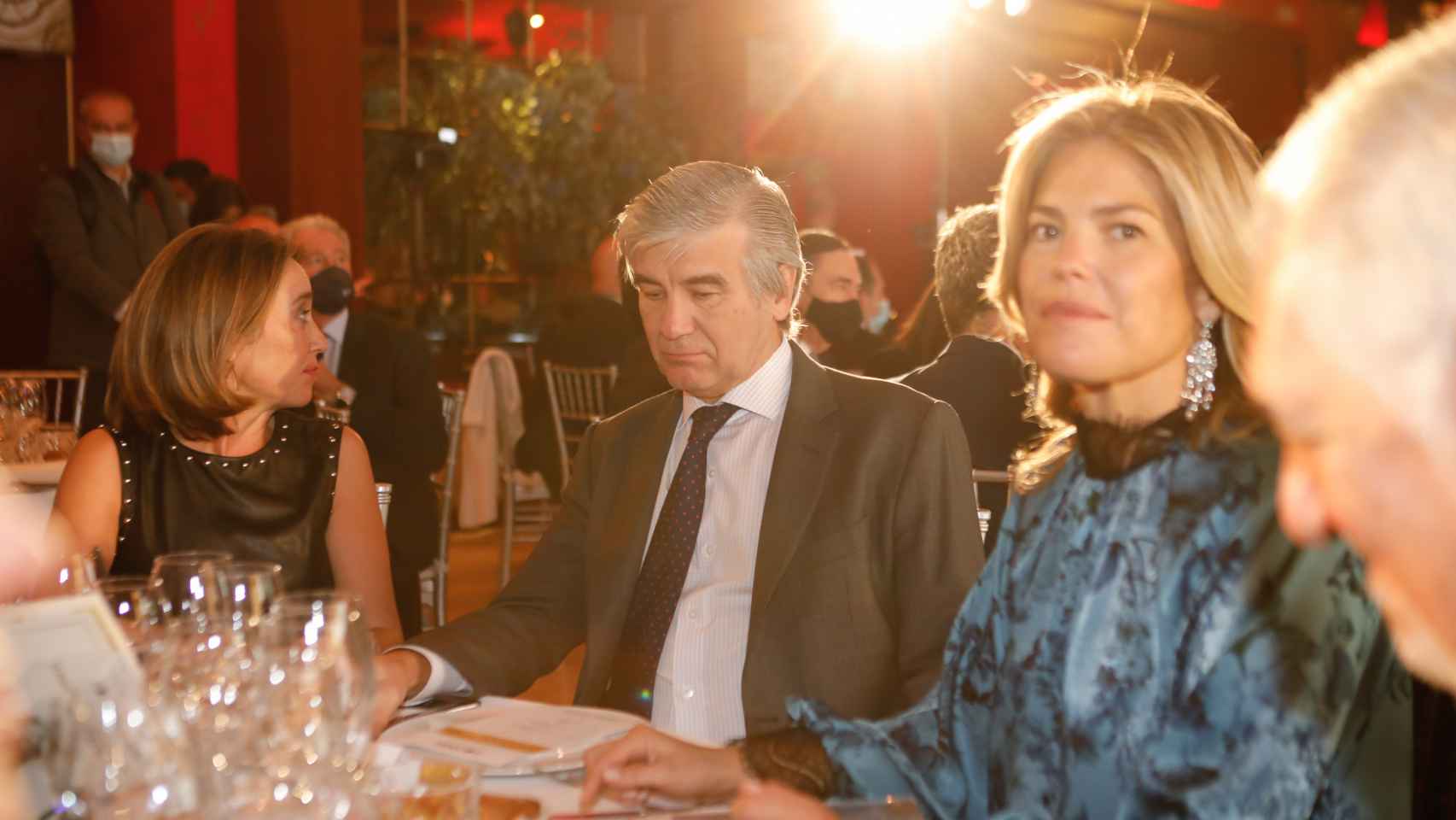 Cuca Gamarra, portavoz parlamentaria del PP; Francisco Reynés, CEO de Naturgy, y su mujer, Cristina Valls-Taberner.