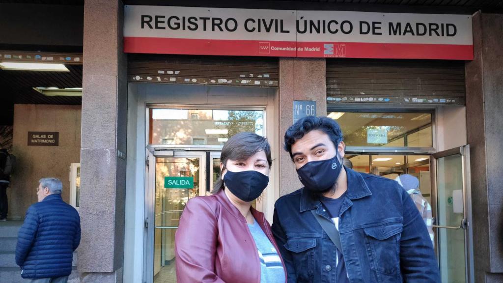 Emmanuel y Gina frente a registro civil, tras tramitar los papeles de su matrimonio.