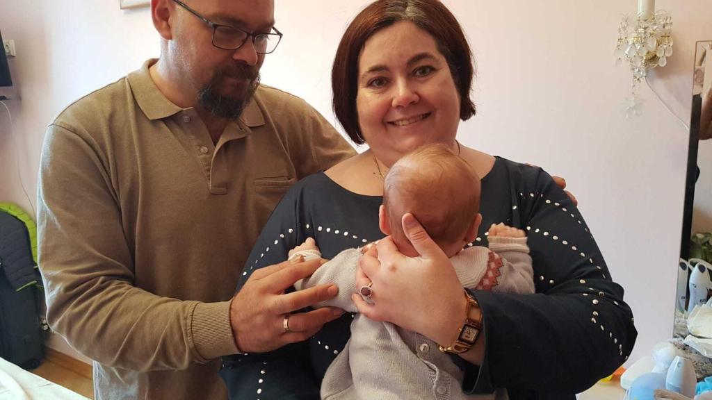 Fernando y Ana con su hija Alba en brazos.