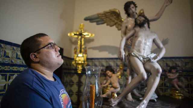 Angelito 'el aguaor' ante la imagen titular de la hermandad de La Misericordia.