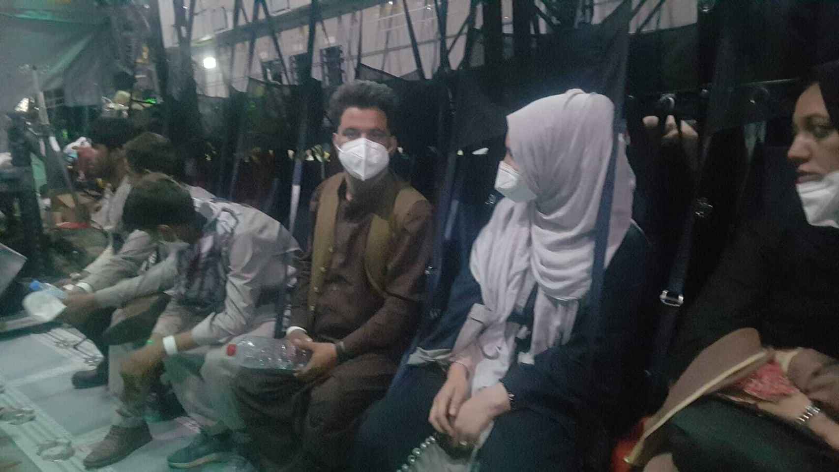 Varios miembros de la familia de Said, en el interior del avión militar español que los sacó de Kabul.