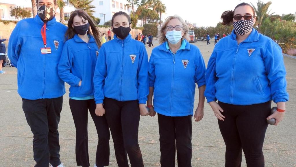 Ángela junto a su familia en el Campeonato de España de tripletas 2020