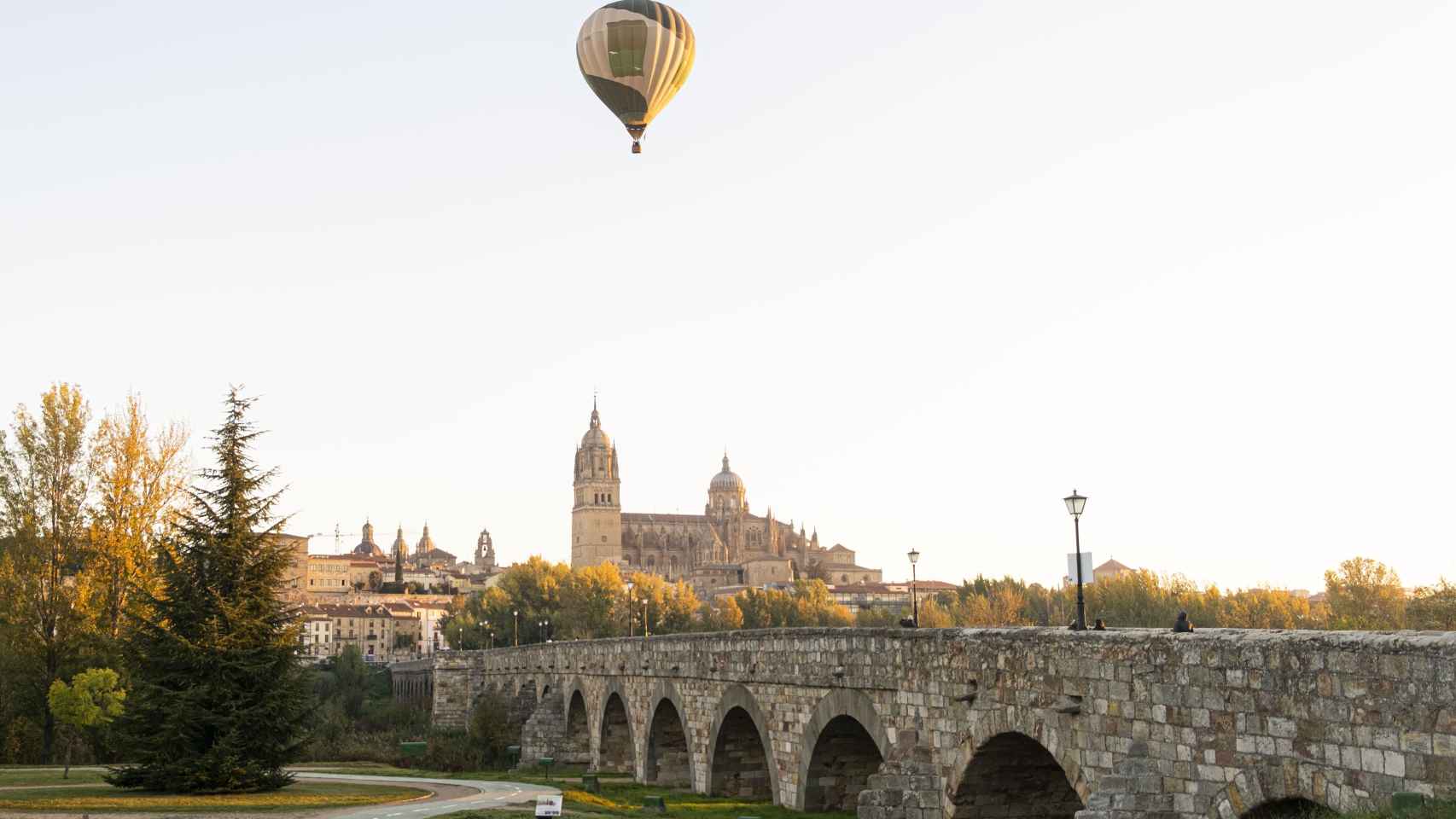 El Mariquelo sobrevuela en globo el centro de la ciudad de Salamanca antes de su tradicional subida la la catedral el domingo