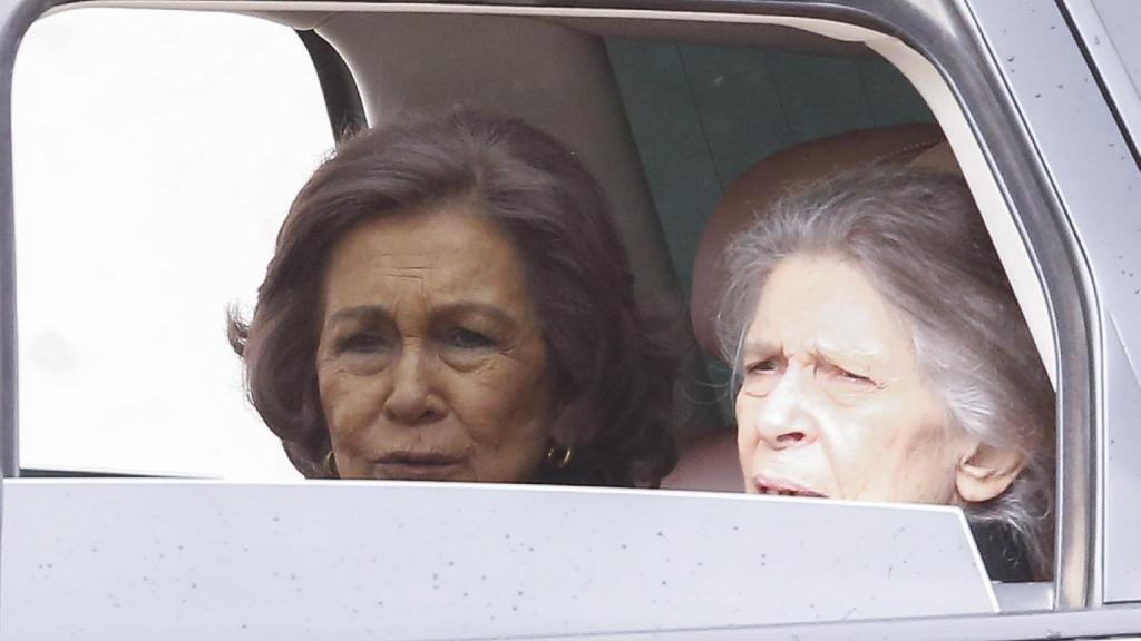 Sofía e Irene de Grecia, en coche oficial.