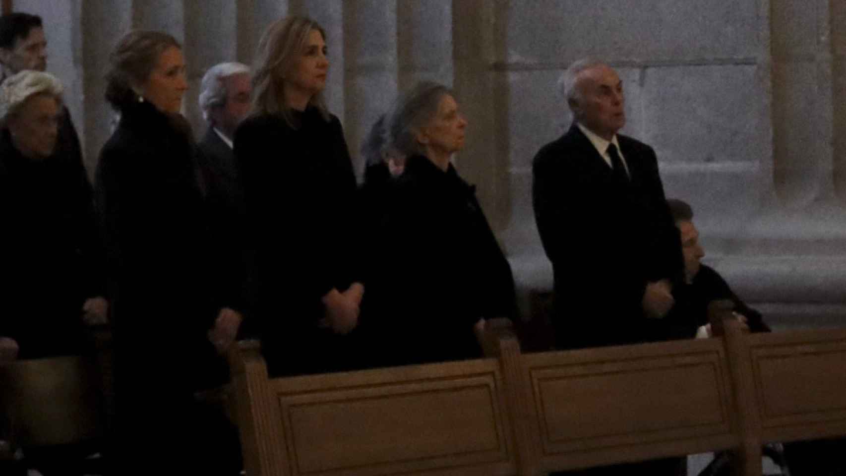 Irene de Grecia, acompaña a sus sobrinas, Elena y Cristina, en un funeral de Estado.