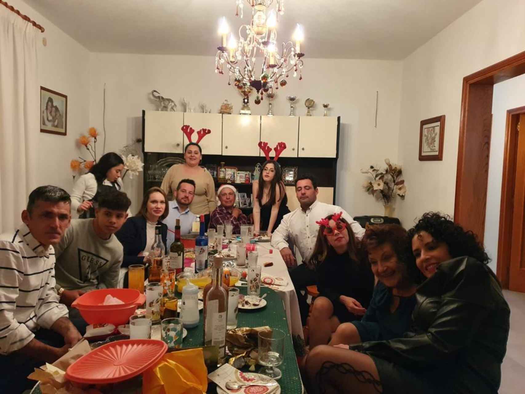 La familia de Roberto Leal (al fondo, con barba), la última Navidad en la casa de sus padres, que ya no existe.