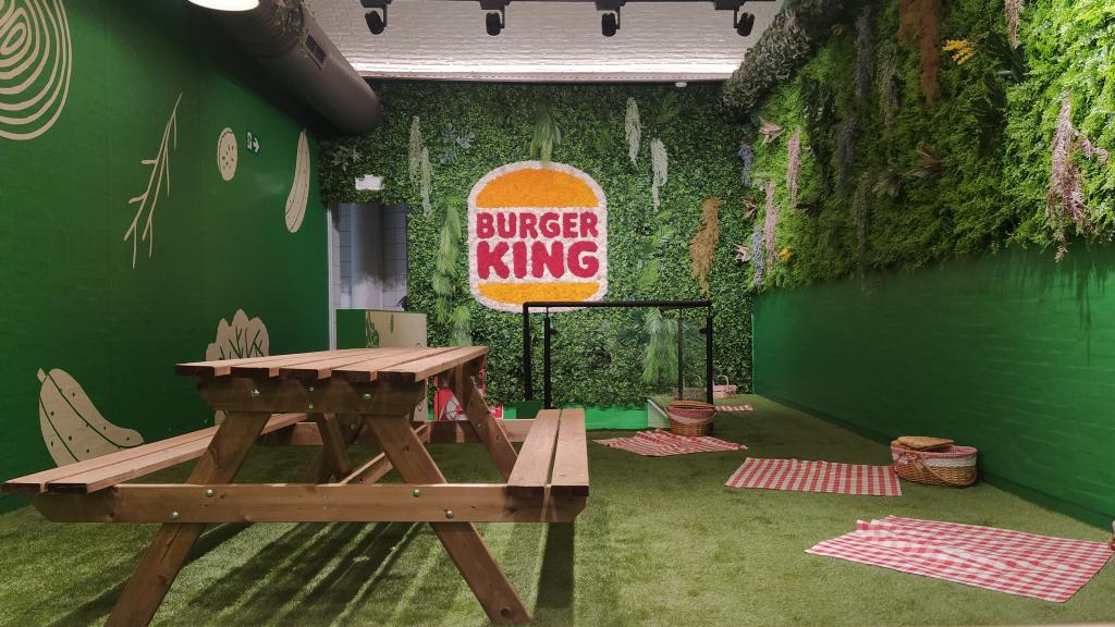 La decoración del primer Burger King vegetariano está rodeada de motivos naturales.