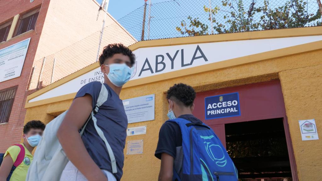 Entrada del IES Abyla, uno de los centros donde estudian los 'menas' marroquíes.