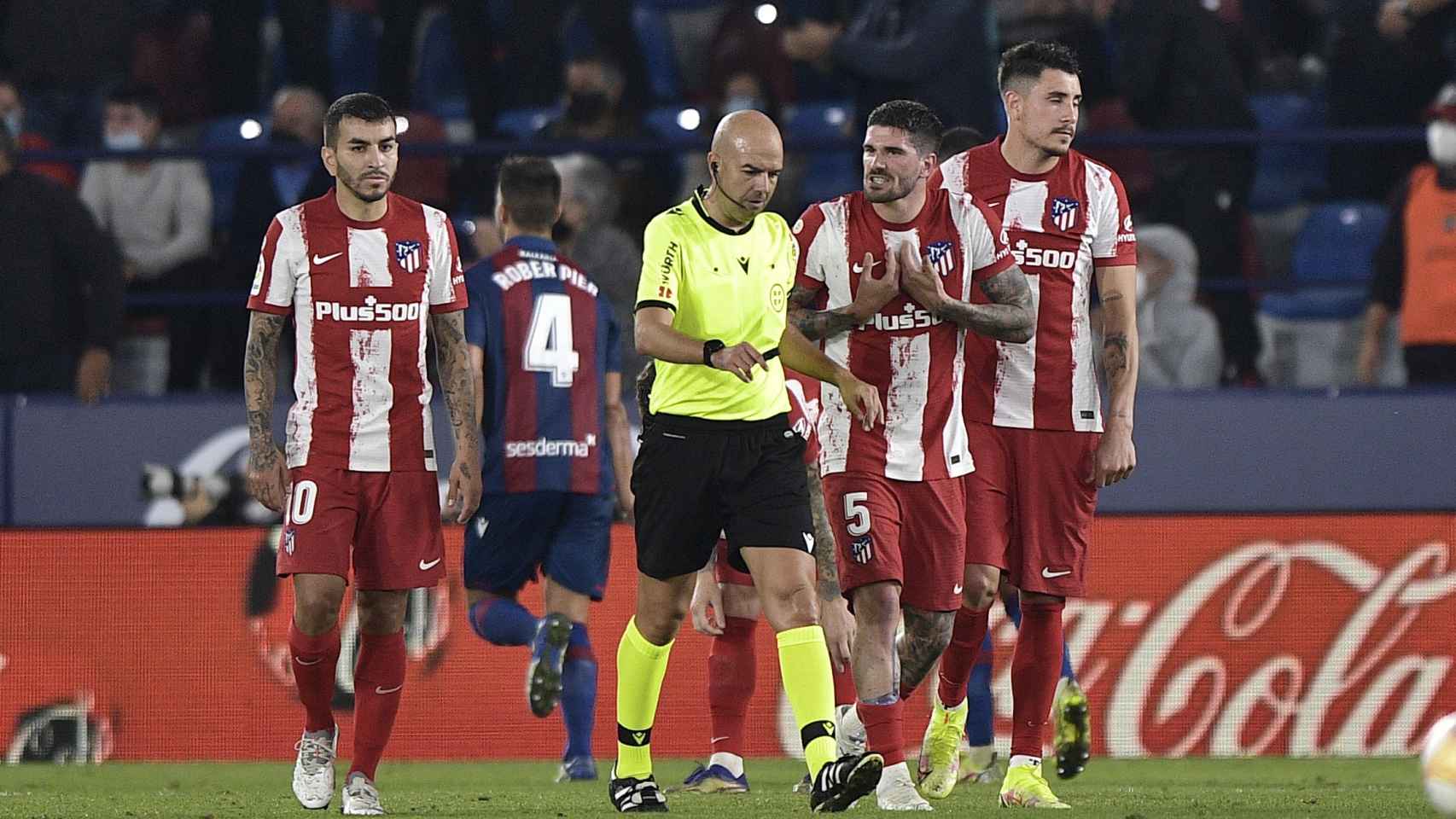 Los jugadores del Atlético protestan al árbitro