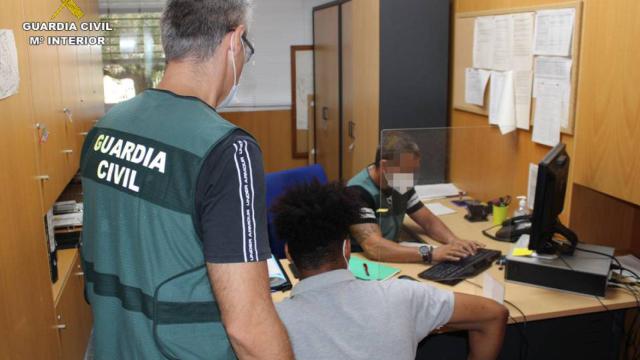 Uno de los detenidos en la operación.