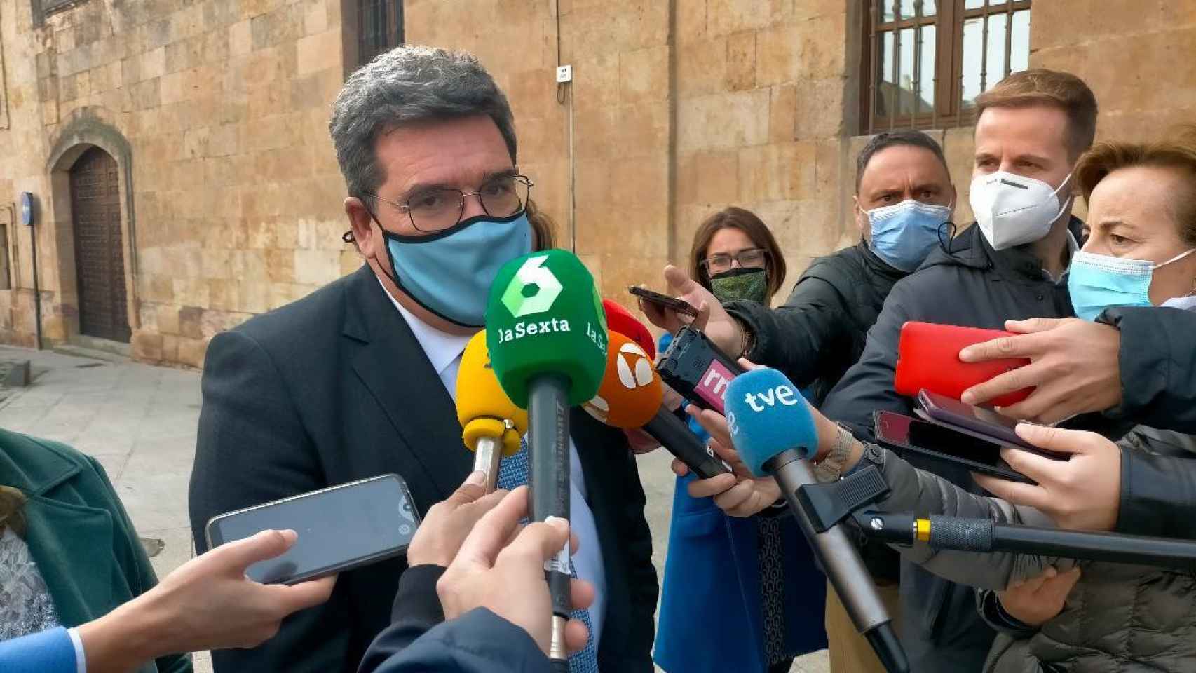 El ministro José Luis Escrivá atiende a los periodistas antes de visitar las dependencias de ONG Salamanca Acoge