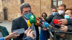 El ministro José Luis Escrivá atiende a los periodistas antes de visitar las dependencias de ONG Salamanca Acoge