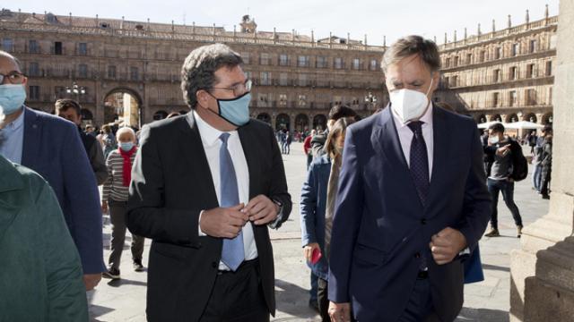 El ministro, acompañado por el alcalde Carlos García Carbayo durante su recorrido por la Plaza Mayor