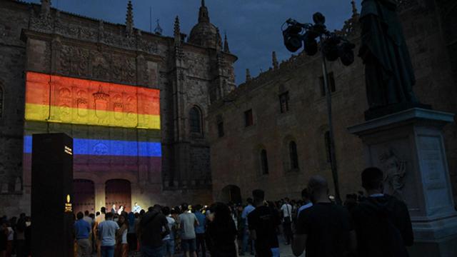 Los colores LGTBI iluminan la fachada del Edificio Histórico de la USAL